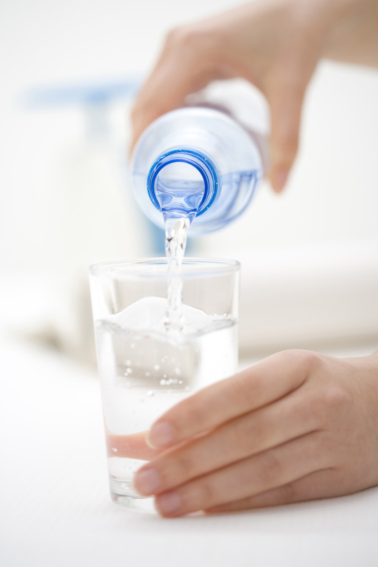 שתיית מים יכולה לסייע במניעת מצבים בריאותיים לא נעימים (צילום: אינג'אימג')