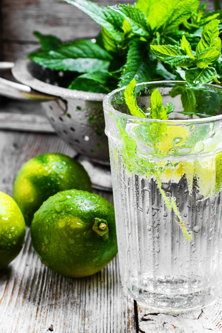 תוכלו להוסיף פירות וירקות למים