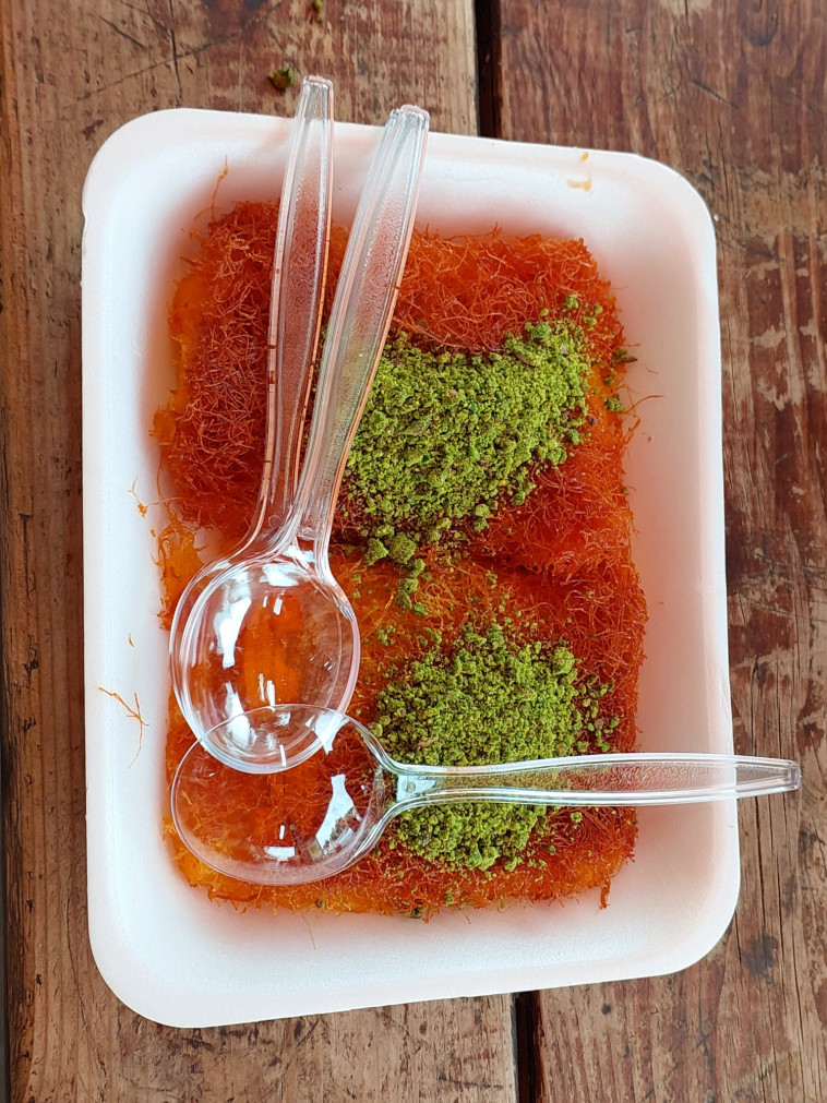 הכנאפה של ממתקי אבו זיד במסעדה