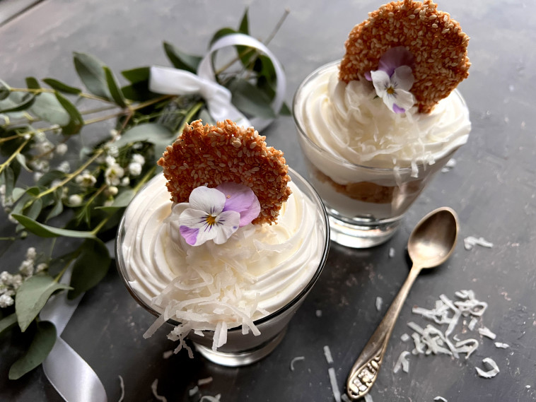 קינוחי כוסות עם קראמבל