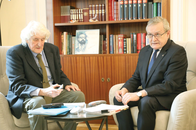 שר התרבות הפולני ומאיר עוזיאל