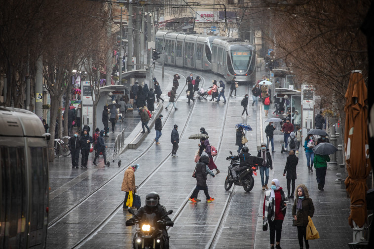 אנשים ברחוב בגשם בירושלים