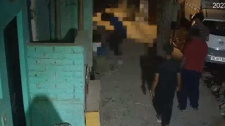 דקר את הנערה עשרות פעמים ורוצץ את גולגלתה