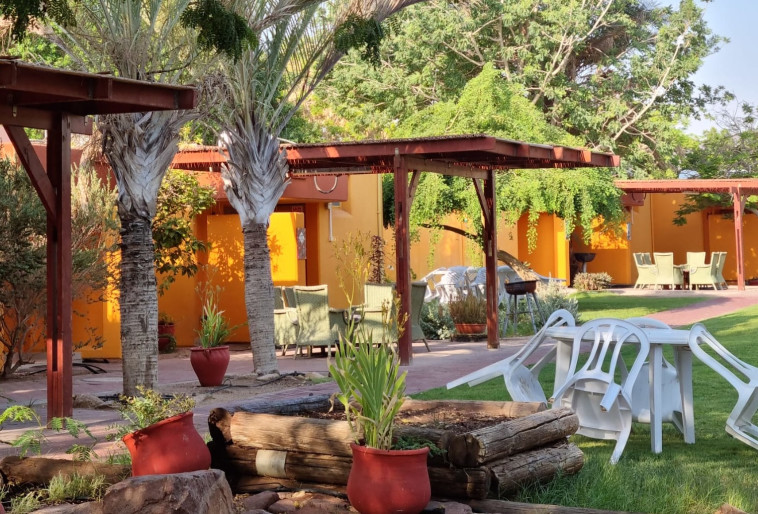 בקתות אירוח באליפז 