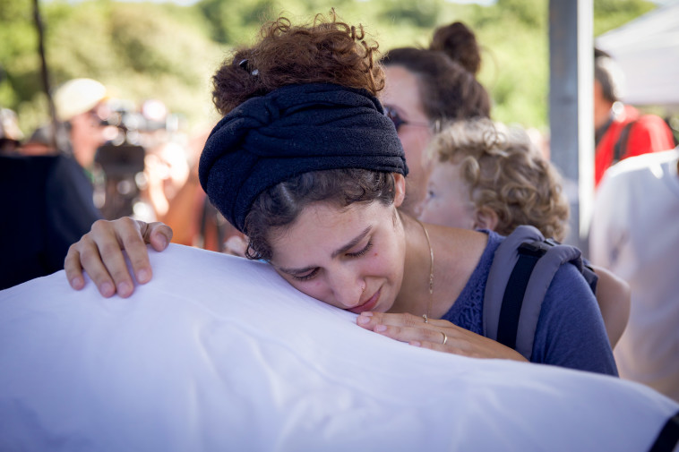 טל, אלמנתו של מאיר תמרי ז''ל, בהלוויתו