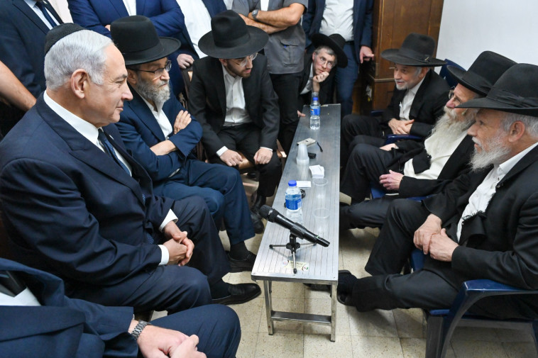 נתניהו בניחום אבלים אצל משפחת הרב גרשון אדלשטיין