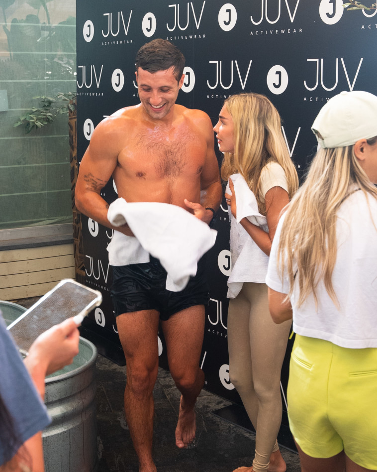 כל אחת סוחבת איתה תיק קטן?