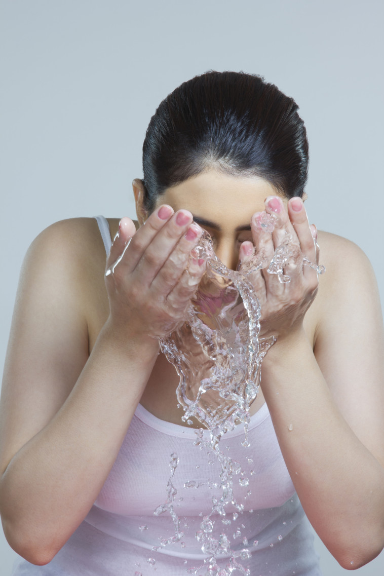 שטיפה במים פושרים עדיפה על מים חמים, שעלולים לייבש את עור הפנים (צילום: אינג'אימג')