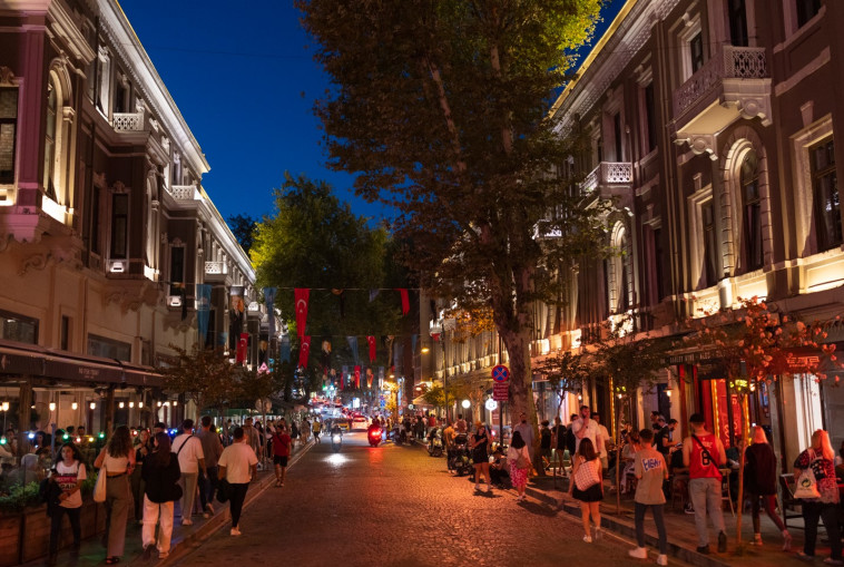 רחובות איסטנבול בשעות הערב (צילום: TGA)