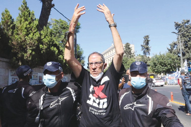 כרמי גילון לאחר מעצרו ב-2018 (צילום: מרק ישראל סלם)