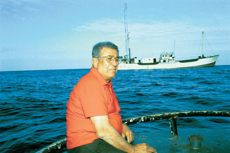 29.11.1993 אייבי נתן הטבעת ספינת קול השלום בים  