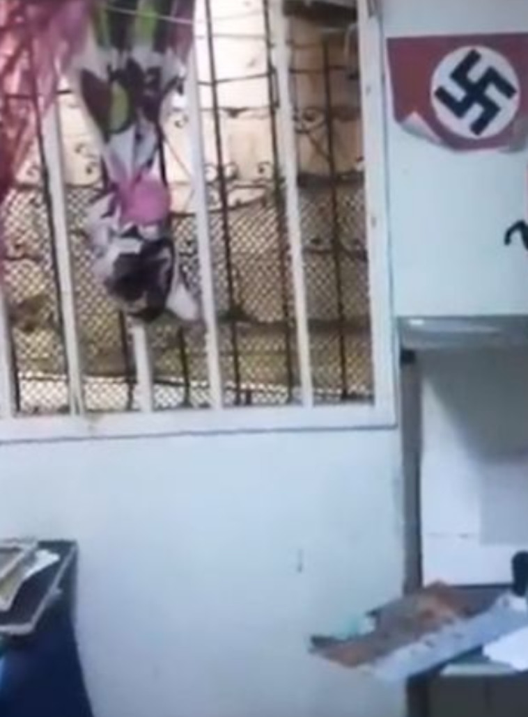 בחדרו אותרו סטיקרים של צלבי קרס נאציים