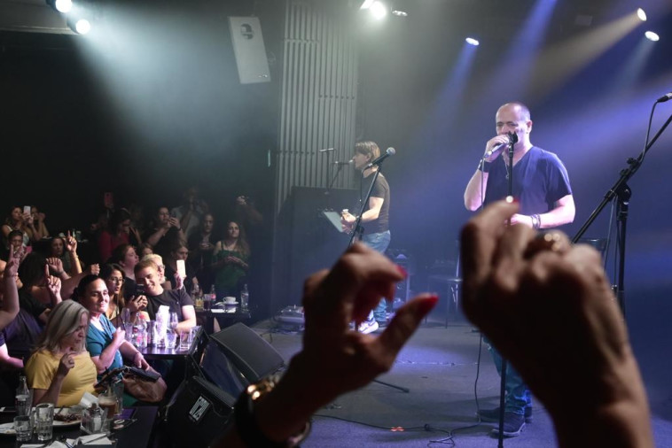 הזמר אדם. הופעה מרגשת