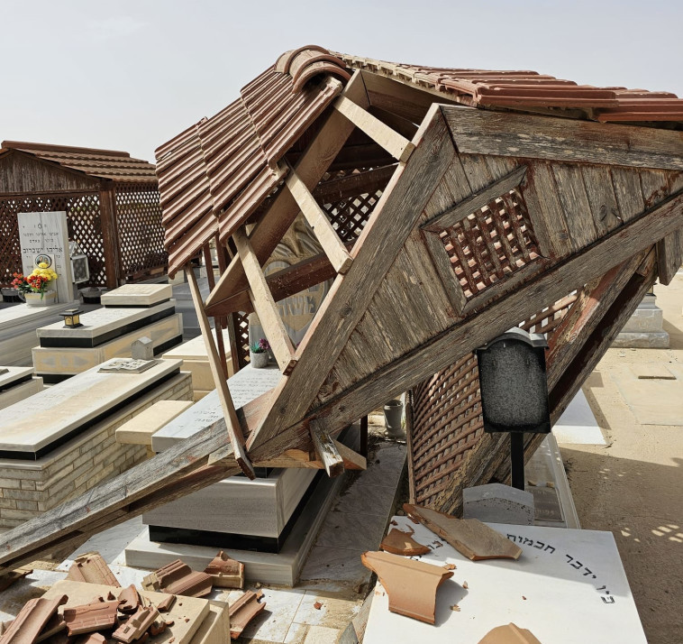 פרגולה קרסה בבית העלמין בדימונה