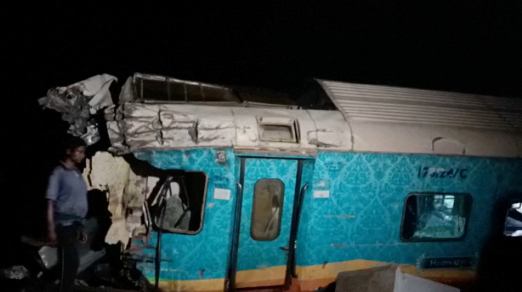 התנגשות הרכבות במזרח הודו (צילום: ANI/Reuters TV via REUTERS)