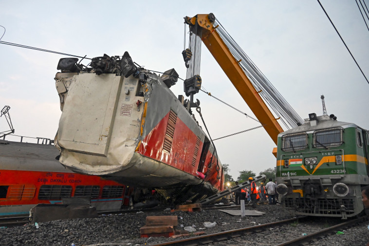 פעולות החילוץ בזירת תאונת הרכבות בהודו (צילום: gettyimages)