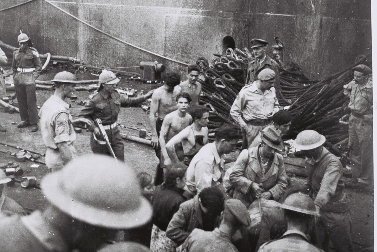 חיילים בריטיים וחברי הלגיון הערבי, מבצעים חיפוש ב אוניית המעפילים  כנסת ישראל , טרם גירושה לקפריסין