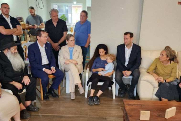 יצחק הרצוג בביתו של מאיר תמרי ז''ל