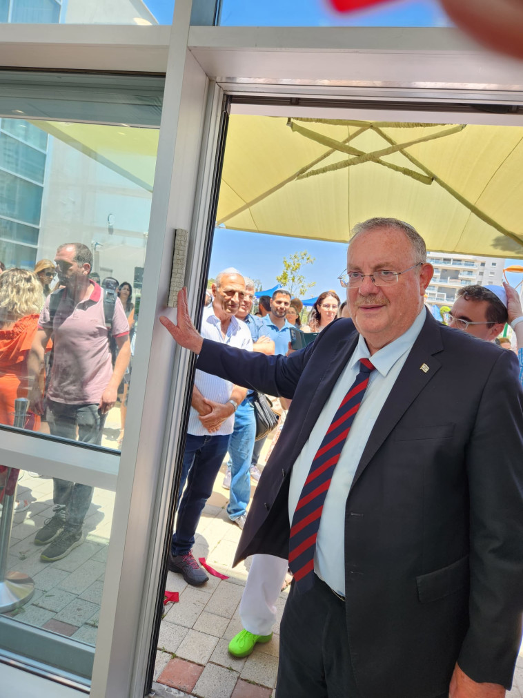 קביעת מזוזה במחלקת שיקום בבית החולים שמואל הרופא