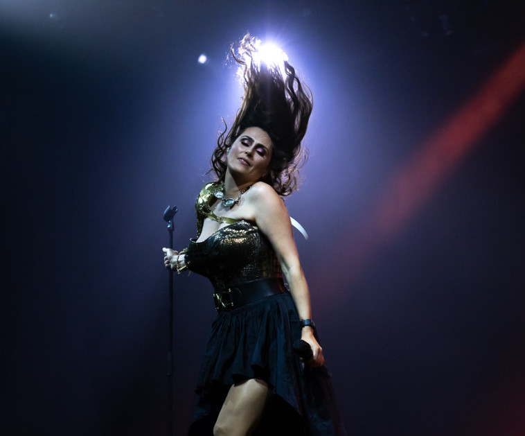 שרון דן אדל שורפת את הבמה