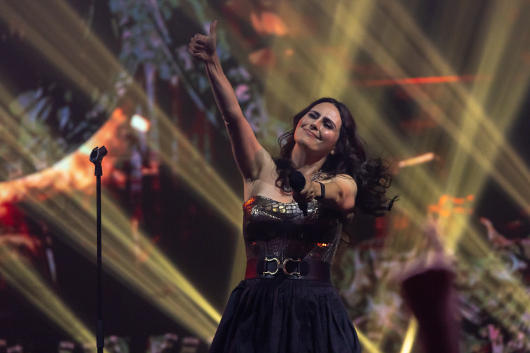 שרון דן אדל שורפת את הבמה