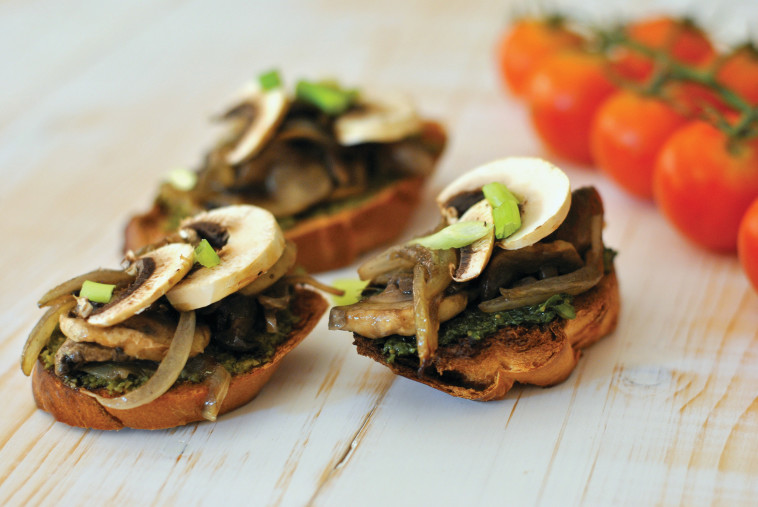  ברוסקטה עם טפנד זיתים, פטריות ועגבניות צהובות