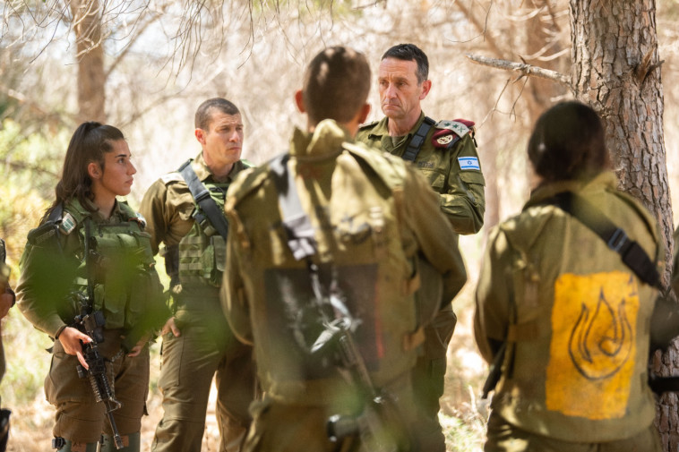 הרמטכ''ל הרצי הלוי בשיחה עם לוחמים בפיקוד צפון (צילום: דובר צה''ל)