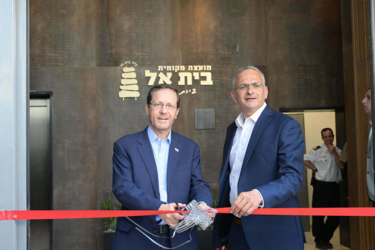 יצחק הרצוג, שי אלון