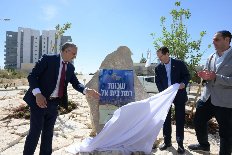 יצחק הרצוג, שי אלון