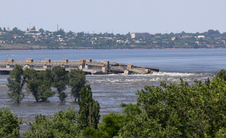סכר נובה קחובקה לאחר שהופצץ (צילום: רויטרס)