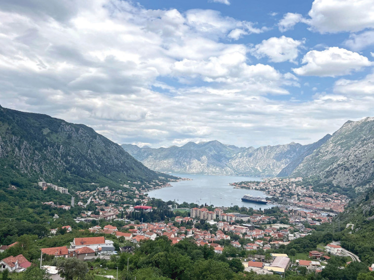 תצפית על המפרץ משביל הנחש, מונטנגרו