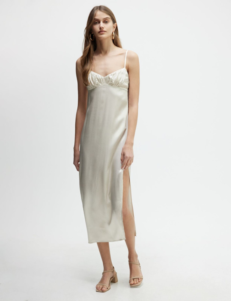 קלילה ולא מתאמצת: שמלת סאטן עם כיווצים, 79.90 שקלים במקום 199.90 שקלים