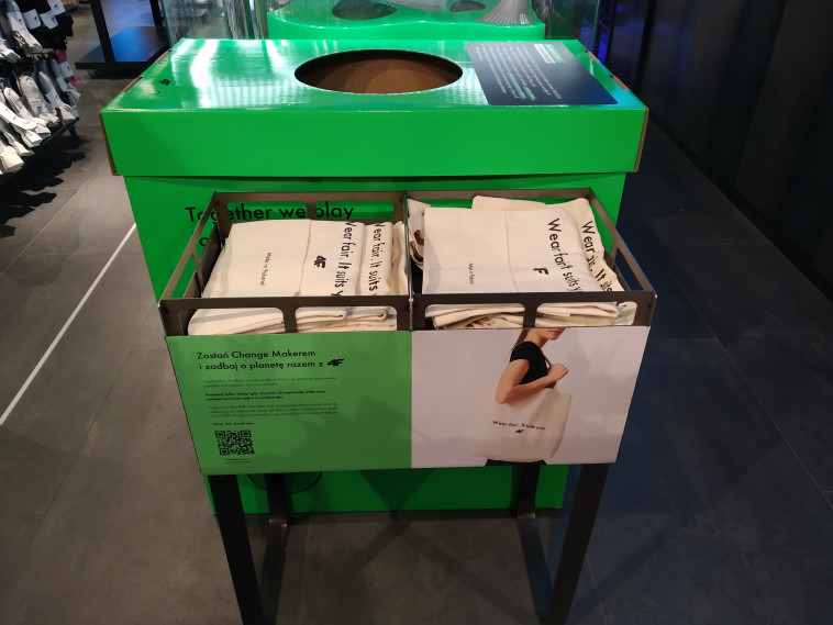 שומרים על איכות הסביבה. עמדה להחזרת בגדי יד 2 של המותג