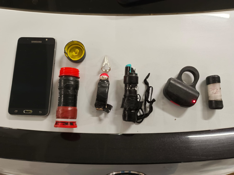 דוקרן, גז פלפל וחומר כימי לא מזוהה שנתפסו ברשותו של החשוד במצעד הגאווה