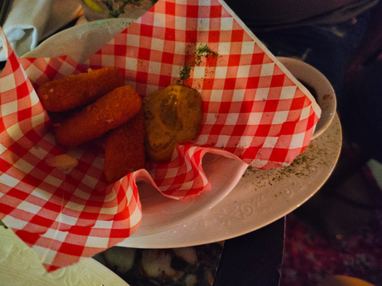 אצבעות גבינה לצד ריבת תאנים 