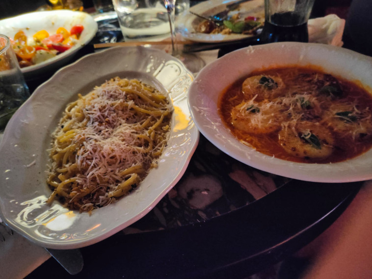 ניוקי סולת ביתי (מימין), פסת טורטליני פקיילה (משמאל)