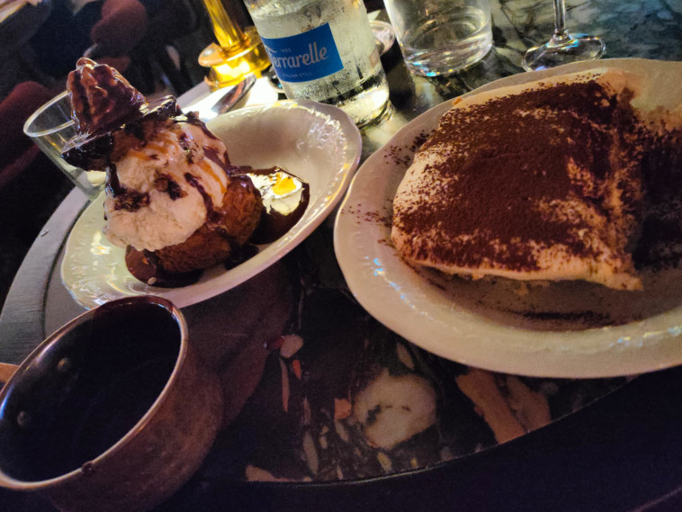 טרמיסו (מימין), פרופיטרול (משמאל).