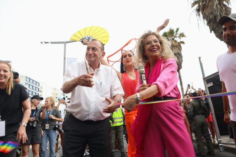 רון חולדאי ומיטל להבי מזניקים את מצעד הגאווה 2023 בתל אביב (צילום: שלומי יוסף,עיריית תל אביב-יפו)