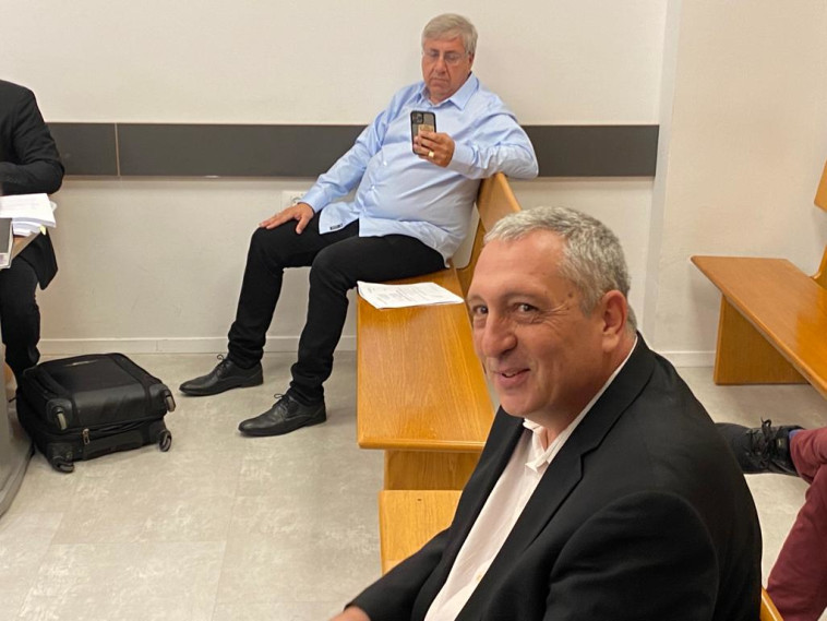 ניר חפץ ויעקב ברדוגו בבית המשפט