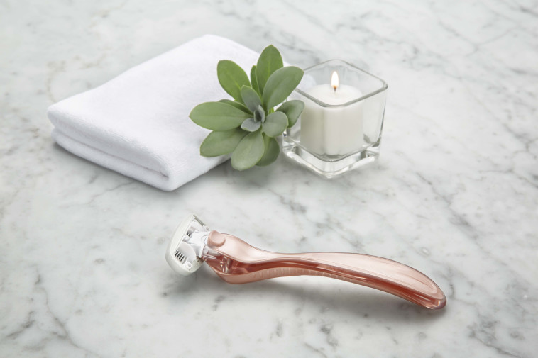 מועשרת בחומצה הילארונית - סכין הגילוח של INTUITION