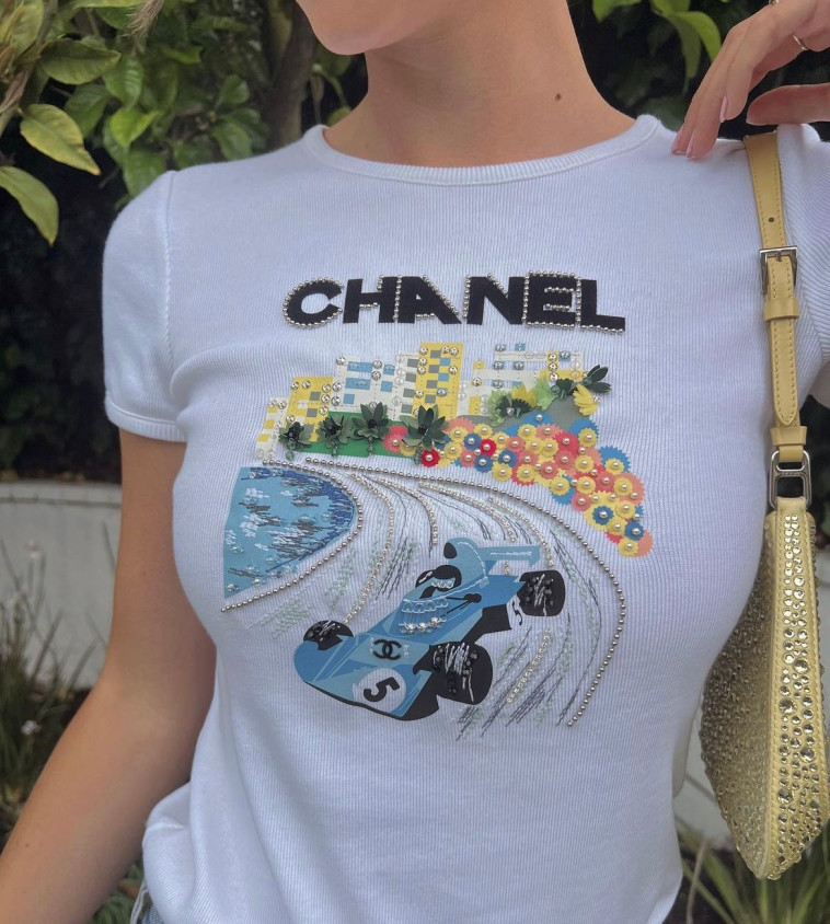 החולצה הוויראלית של שאנל ופורמולה 1 מתוך קולקציית הקרוז