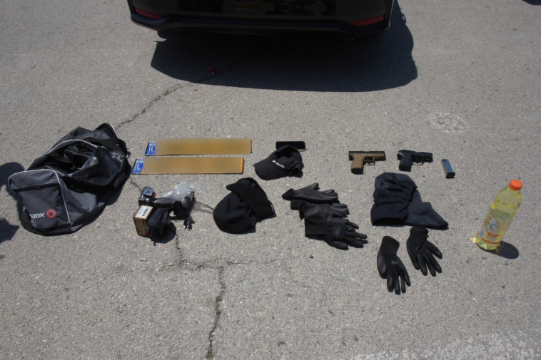 הנשקים והפריטים שנמצאו אצל חוליית המתנקשים בנצרת (צילום: דוברות המשטרה)