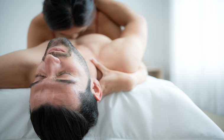 בני זוג עושים סקס