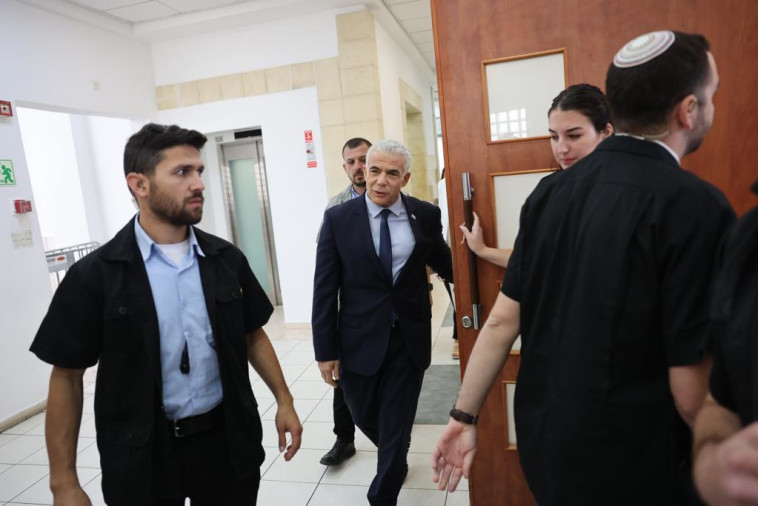 יאיר לפיד בבית המשפט