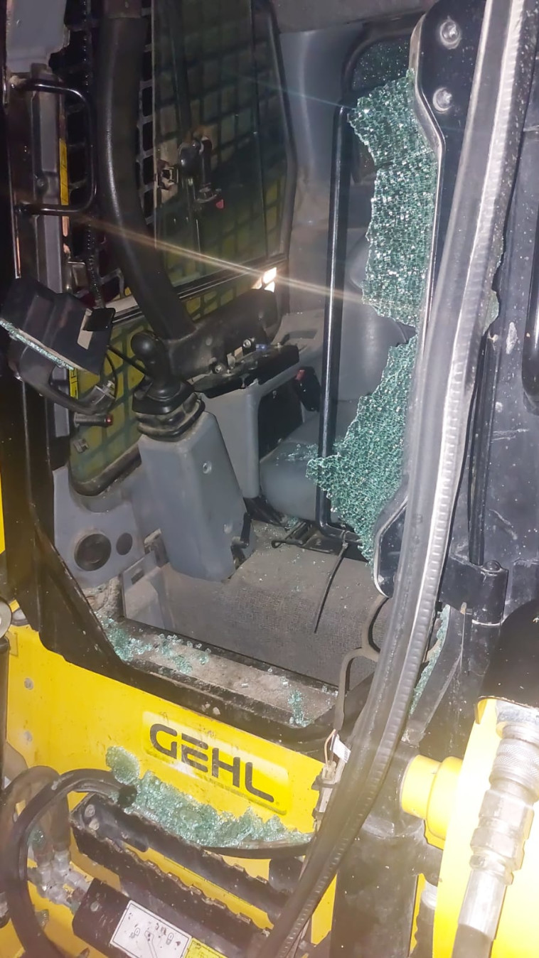 גרמו נזק במקום