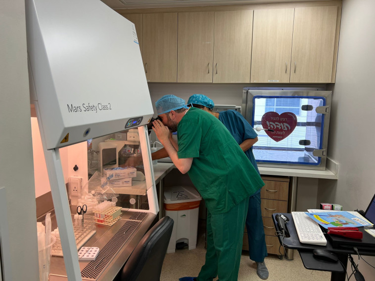 משה ארבל בביקור ביחידה להפריה חוץ גופית באסותא