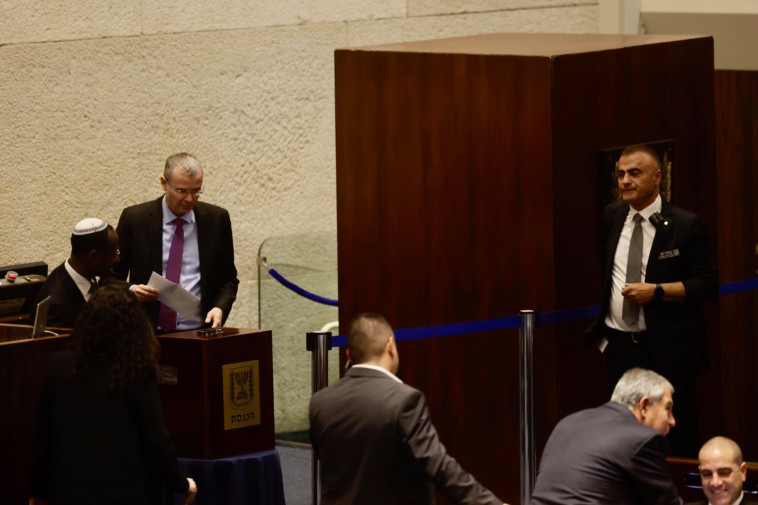 יריב לוין מצביע לוועדה למינוי שופטים