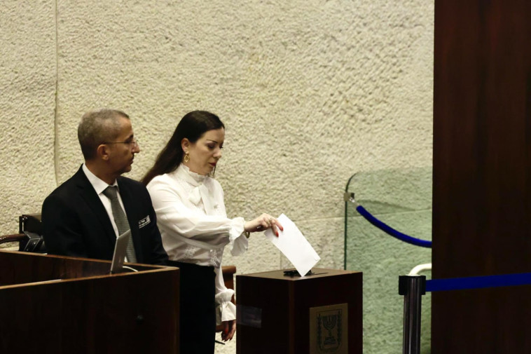 טלי גוטליב מצביעה לוועדה למינוי שופטים (צילום: מרק ישראל סלם)