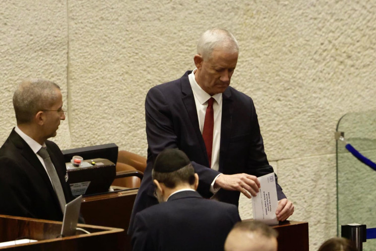 בני גנץ מצביע לוועדה למינוי שופטים