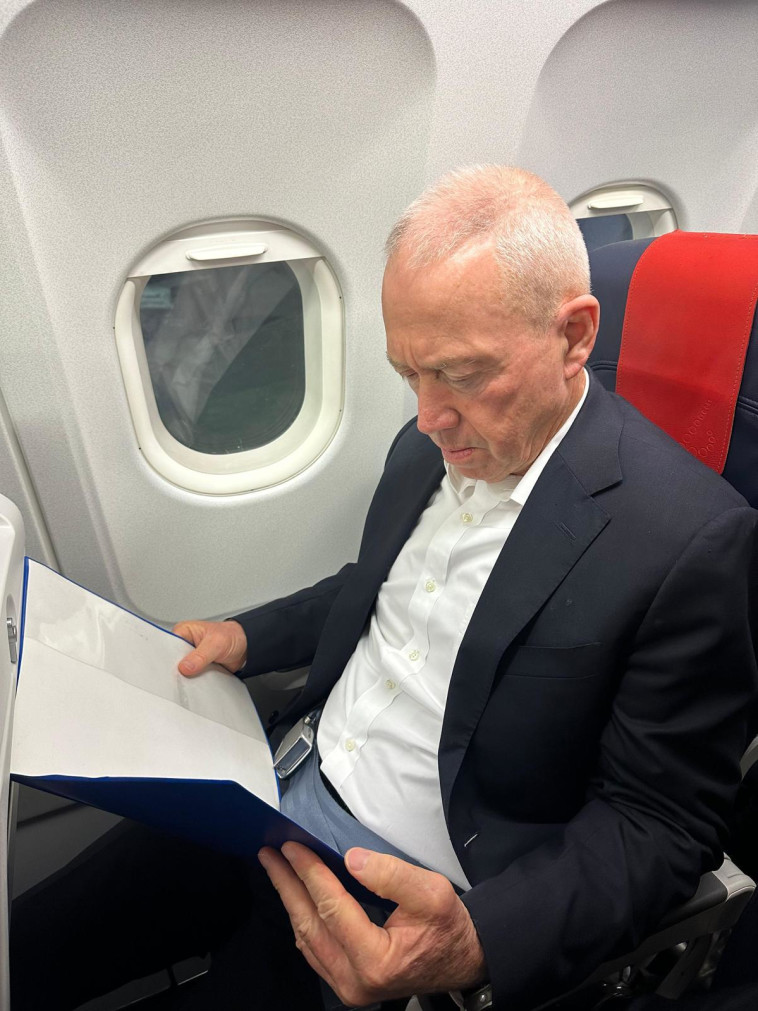 שר הביטחון גלנט עם המראתו לבריסל